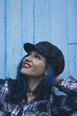 hippi kız mavi duvar