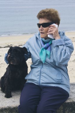 hippi kız cep telefonu mavi zemin üzerine konuşurken