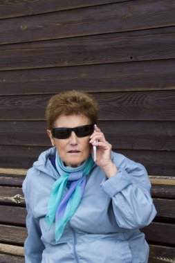 cep telefonu açık havada ile konuşmak kıdemli