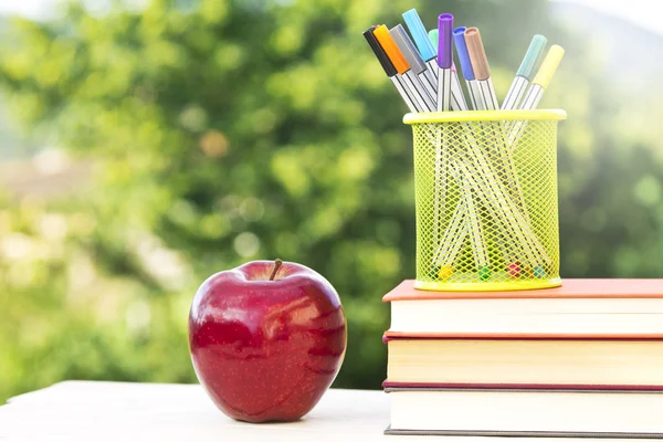 Konzept zurück zur Schule auf grünem Hintergrund — Stockfoto