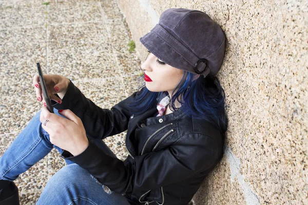 Young woman with tablet sitting on the floor — Stock Photo, Image