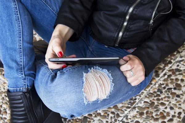 Young woman with tablet sitting on the floor — Stock Photo, Image