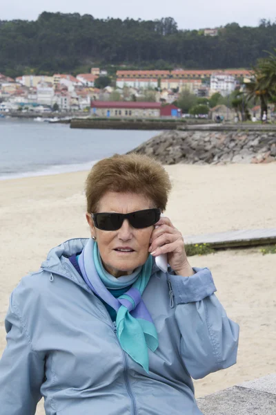 Senior spricht mit Handy im Freien — Stockfoto