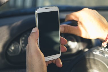 hareket eden telefon içinde el ile arabada oturan adam