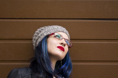 genç kadın kör karşı yaslanmış