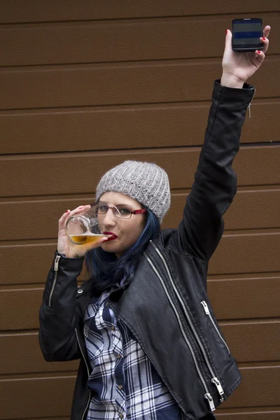Hipster menina beber uma cerveja — Fotografia de Stock