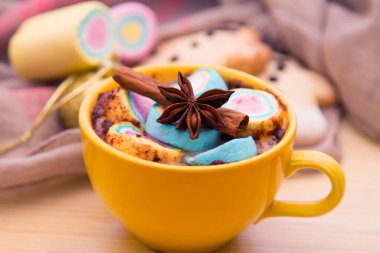 Bir fincan çikolatalı marşmelov, zencefilli kurabiye ve zencefilli kurabiye. Noel sancağı.