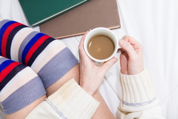 Mujer Acostada Con Libros Tomando Una Taza Café — Foto de Stock