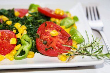 Ispanak, domates ve mısır salatası, sağlıklı diyet konsepti.
