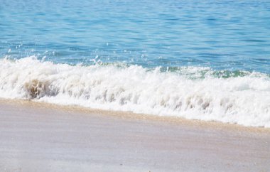 Sahilin deniz ve kumla kaplı manzarası