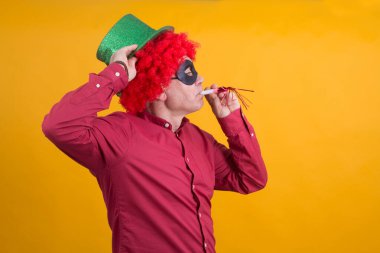 Peruklu ve şapkalı bir adam gürültücü, parti konsepti