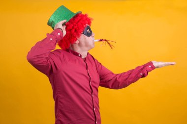 Peruklu ve şapkalı bir adam gürültücü, parti konsepti