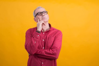 Gözlüklü adam bir fikir düşünüyor.