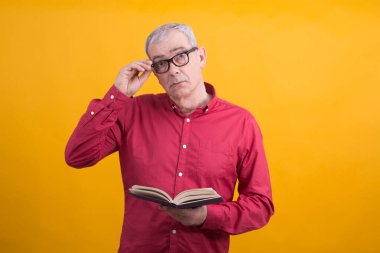 Son sınıf öğrencisi kitap okuyor.