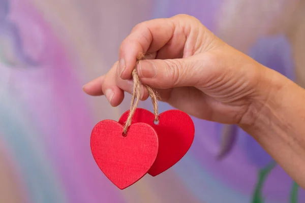 Händer Som Håller Hjärtat Taggar Med Bakgrund Alla Hjärtans Dag — Stockfoto