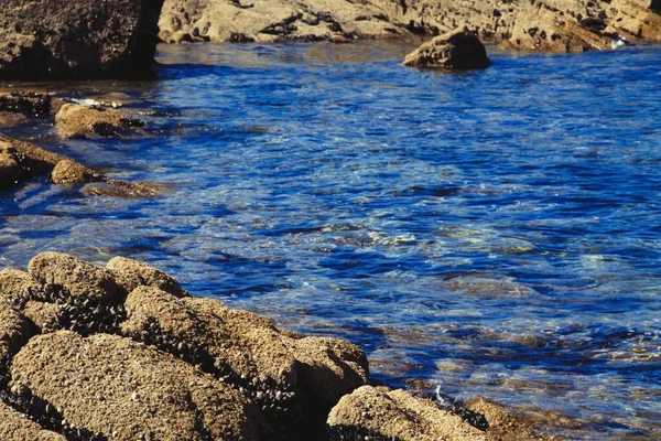 Přímořská Pláň Skalami Modrým Mořem — Stock fotografie