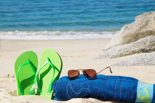 海滩上的翻筋斗 毛巾和太阳镜 暑假概念 — 图库照片