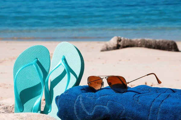 Σανδάλια Πετσέτα Και Γυαλιά Ηλίου Στην Παραλία Καλοκαιρινές Διακοπές — Φωτογραφία Αρχείου