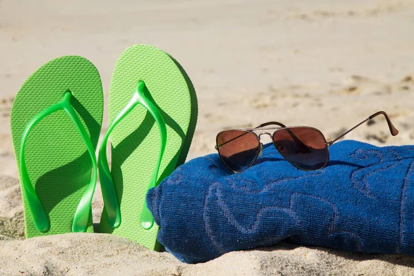 Slippers Handdoek Zonnebril Het Strand Zand — Stockfoto