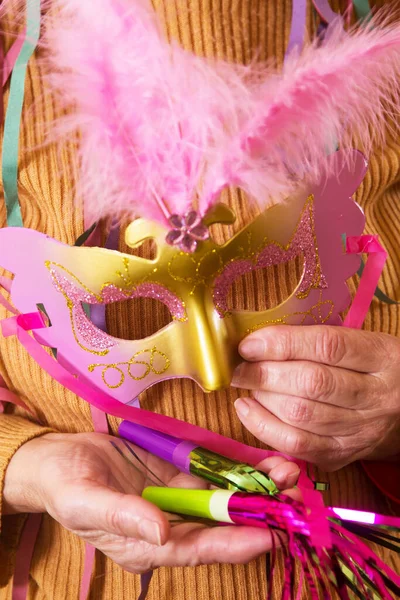 Žena Drží Masku Dreamcatcher Rukou Karneval Party Koncept — Stock fotografie