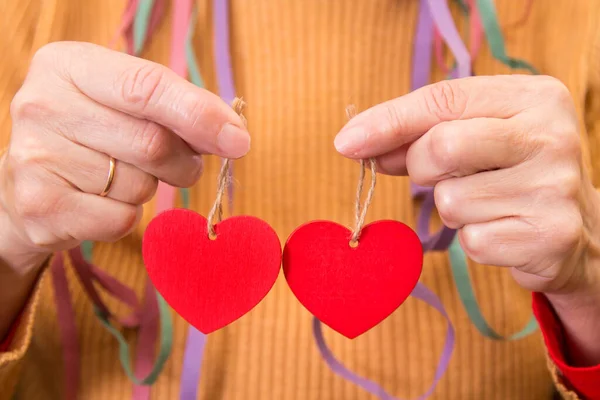 Kvinna Som Håller Hjärtat Taggar Glad Alla Hjärtans Dag — Stockfoto