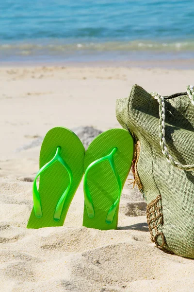 海滩上的沙袋和鞋子 以大海为背景 节假日和夏天 — 图库照片
