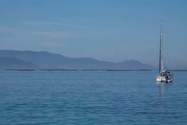 Denizin Sakin Sularında Yelken Açan Yelkenli — Stok fotoğraf