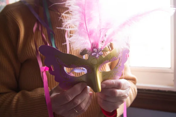 Mulher Com Máscara Carnaval Suas Mãos — Fotografia de Stock