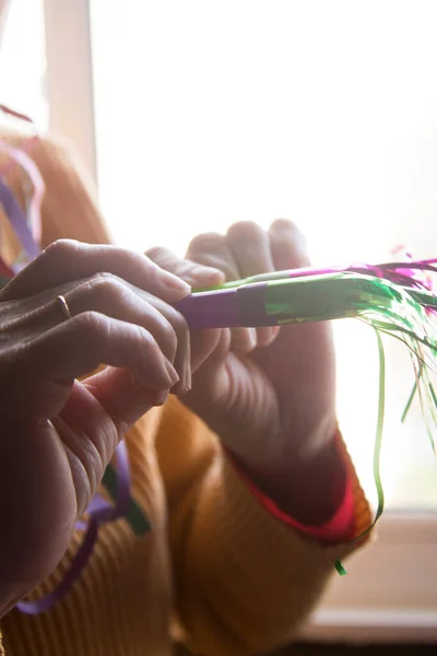 Kvinna Med Matasuegras Och Serpertinas Parti Och Karneval Koncept — Stockfoto