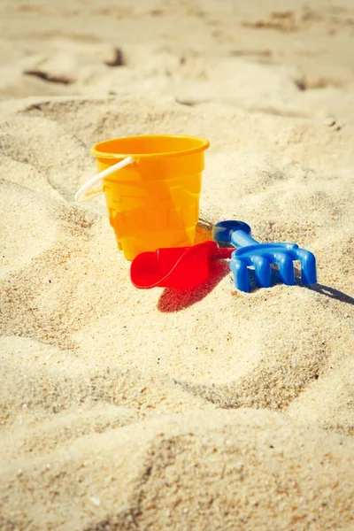 Secchio Pala Rastrello Sulla Sabbia Della Spiaggia Concetto Vacanza Estiva — Foto Stock