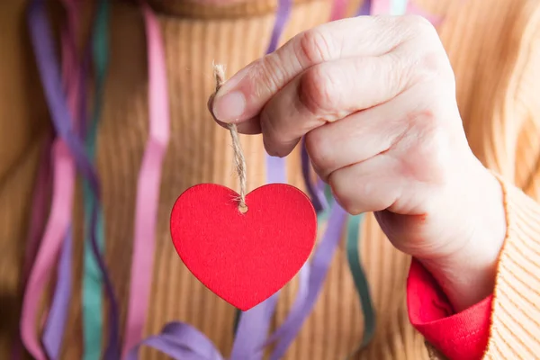 Kvinna Som Håller Hjärtformad Tagg Glad Alla Hjärtans Dag Koncept — Stockfoto