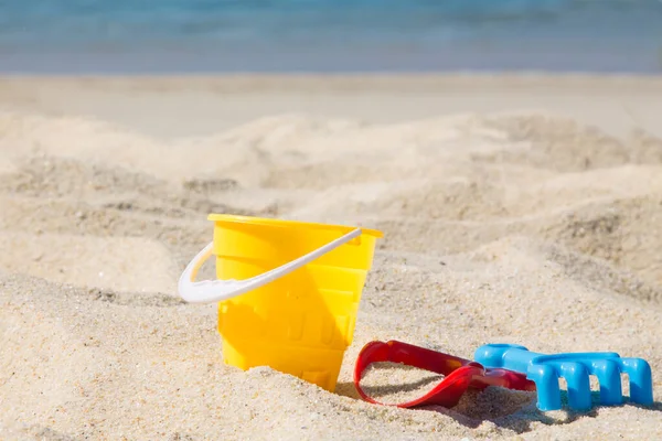 海滩沙滩上的桶 铲和耙 暑假概念 — 图库照片