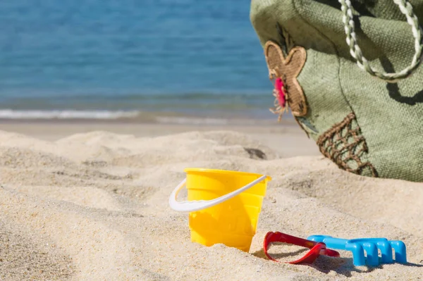 Beach Bag Bucket Rake Shovel Beach Sand Summer Vacation Concept — Stock Photo, Image