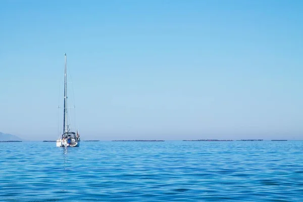 Einsames Segelboot Meer Matrosenlandschaft — Stockfoto