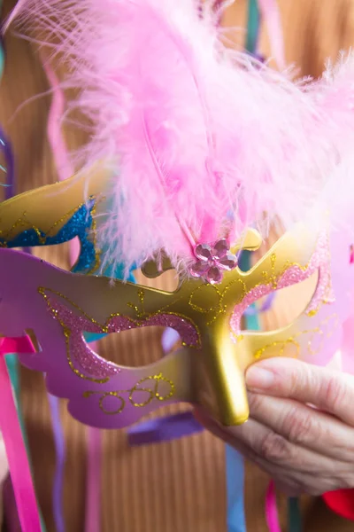 Mulher Com Máscara Colorida Suas Mãos Festa Celebração Conceito — Fotografia de Stock