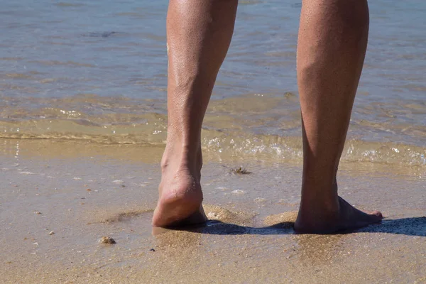 Hübsche Männliche Füße Strand — Stockfoto