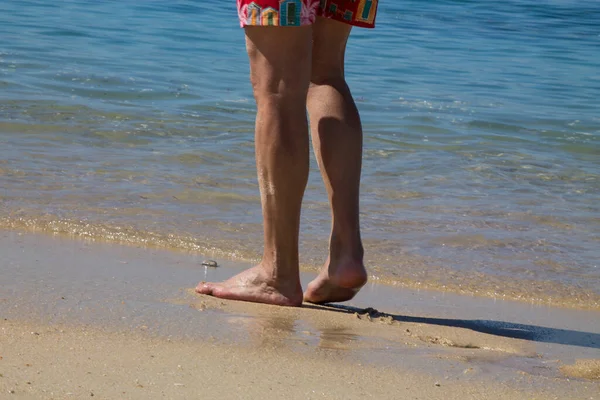 Mann Läuft Strand Entlang — Stockfoto