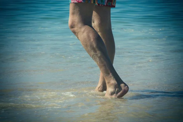 Homem Caminhando Longo Costa Praia — Fotografia de Stock