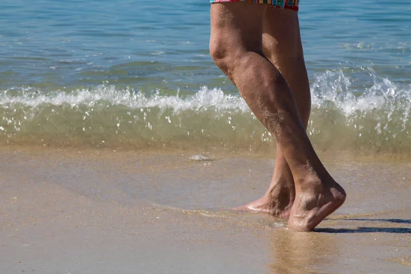 海岸沿いの男の足は — ストック写真