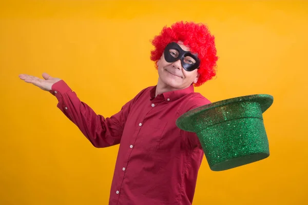 Leende Man Med Svart Mask Peruk Och Hatt Glad Karneval — Stockfoto