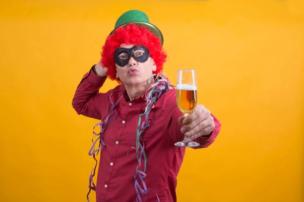 Man Med Peruk Och Streamers Dricka Kul Part Koncept — Stockfoto