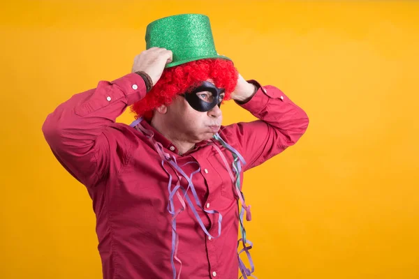 Man Förklädd Men Överväldigad Och Arg Karnevalen Parti Begreppet Hat — Stockfoto