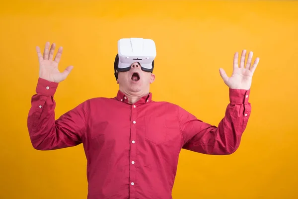 Homem Com Óculos Realidade Virtual Surpreso Com Que Ele Novo — Fotografia de Stock