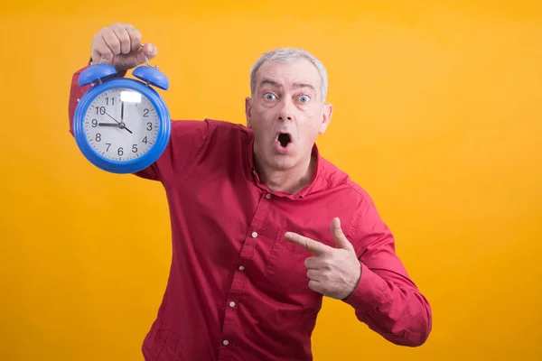 Homem Sobrecarregado Estressado Segurando Despertador — Fotografia de Stock