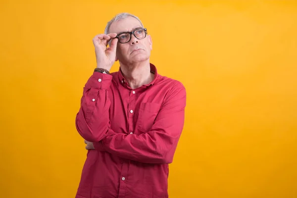 Homem Com Óculos Pensando Uma Ideia — Fotografia de Stock