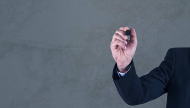 Duvara kalem çizen bir iş adamı.