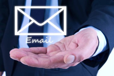 İş adamı zarfı tutuyor. E- posta gönderme ve alma kavramı