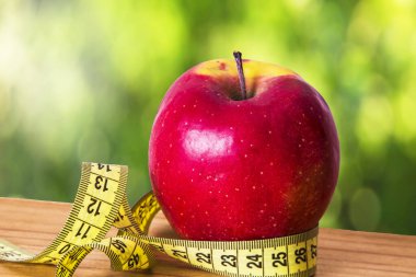 Diyet ve zayıflatma konsepti. elma ve mezura ölçüsü