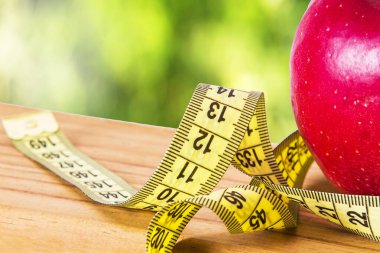 Diyet ve zayıflatma konsepti. elma ve mezura ölçüsü