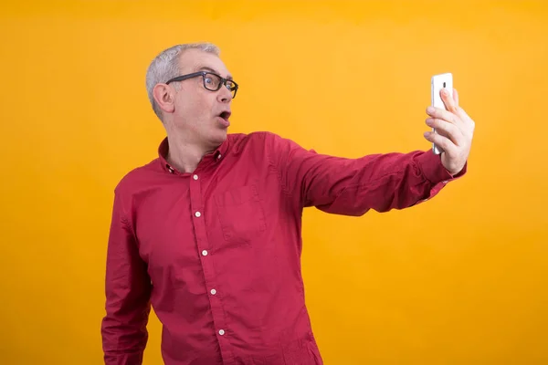 Ώριμος Άντρας Που Φτιάχνει Selfie Κινητό Τηλέφωνο — Φωτογραφία Αρχείου